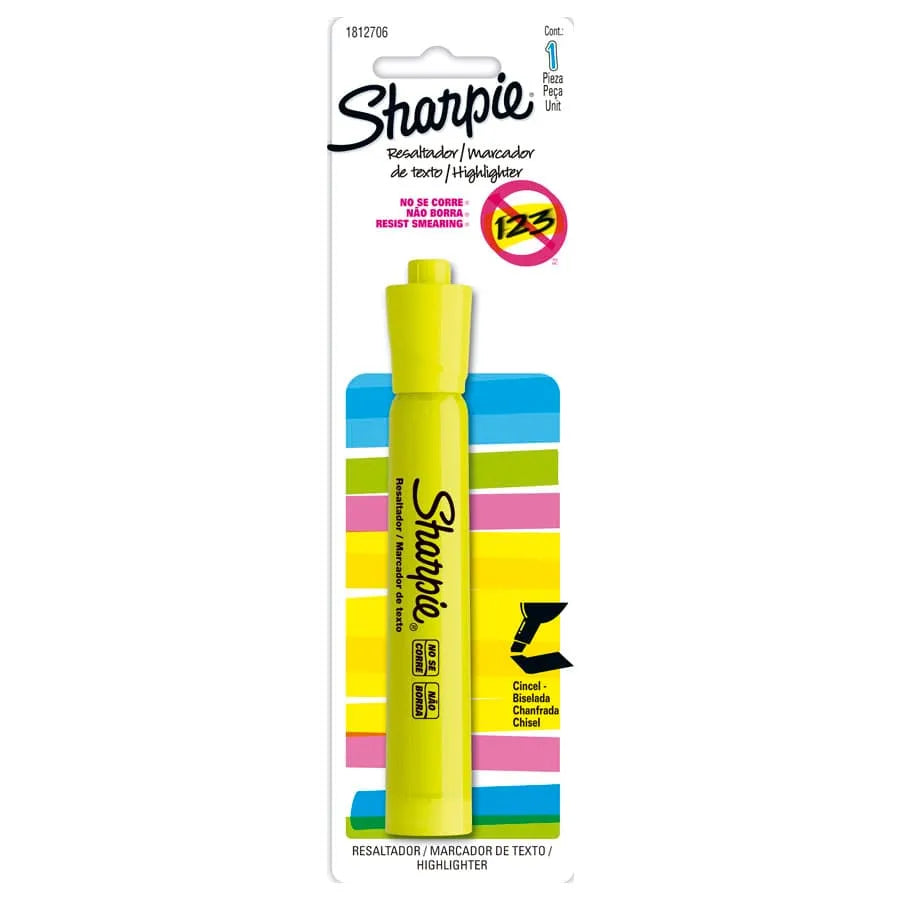 Resaltador amarillo Tank de Sharpie con punta biselada y cuerpo ancho, destacando líneas de texto con tinta fluorescente.
