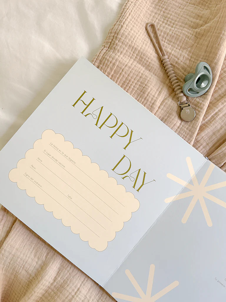 Interior de Álbum de fotos Toy Dear Love Baby Book cuadrado de 25x25 cm con páginas para recuerdos y primeros logros del bebé.