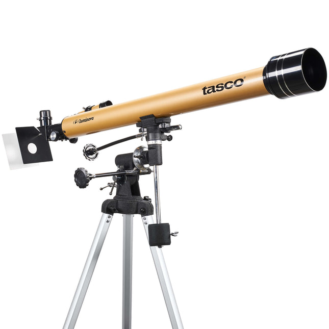 Telescopio refractor Tasco Luminova 60×900 mm sobre trípode de aluminio, lente de 60 mm y buscador externo visible.