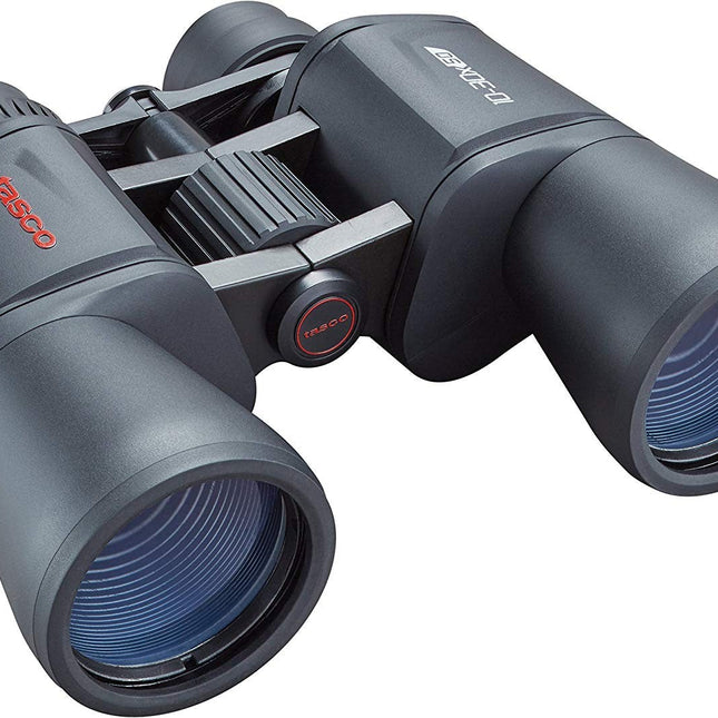 Binoculares Tasco Essentials 10-30×50 mm zoom porro, cuerpo negro con recubrimiento de goma, lente grande de 50 mm y oculares abatibles.