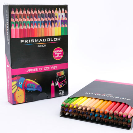 Caja de lápices Prismacolor Junior x48 con empaque tipo caballete y colores surtidos visibles en dos hileras, sobre fondo blanco.