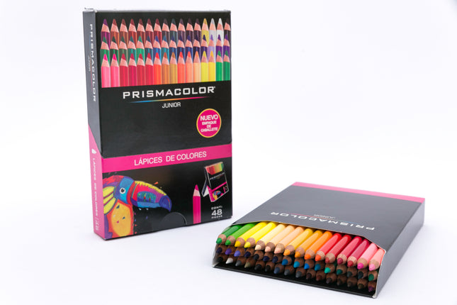 Caja de lápices Prismacolor Junior x48 con empaque tipo caballete y colores surtidos visibles en dos hileras, sobre fondo blanco.