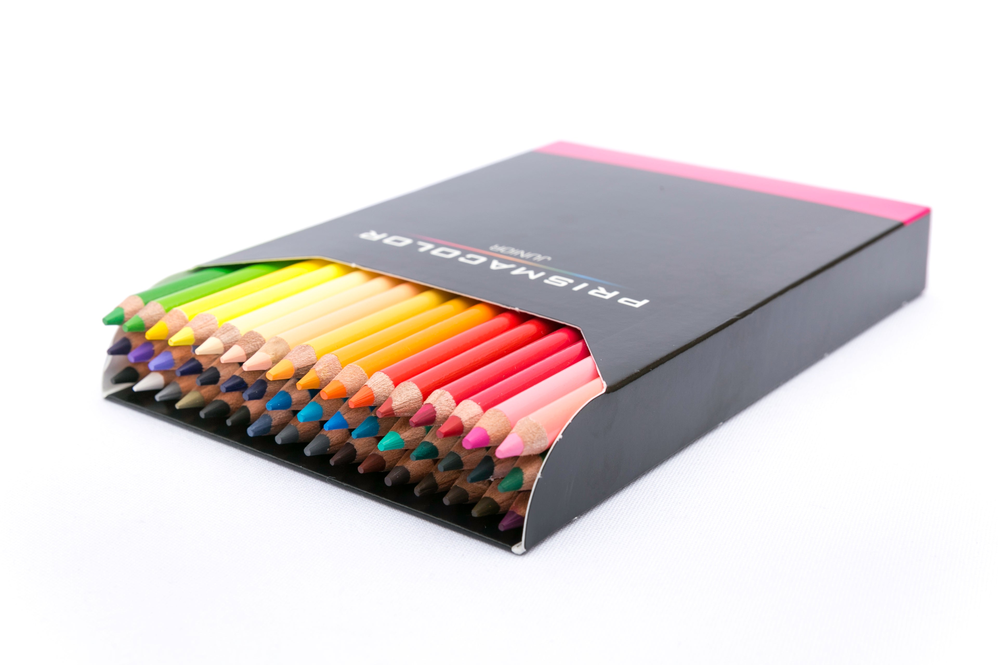 Caja de lápices Prismacolor Junior x48 con empaque tipo caballete y colores surtidos visibles en dos hileras, sobre fondo blanco.