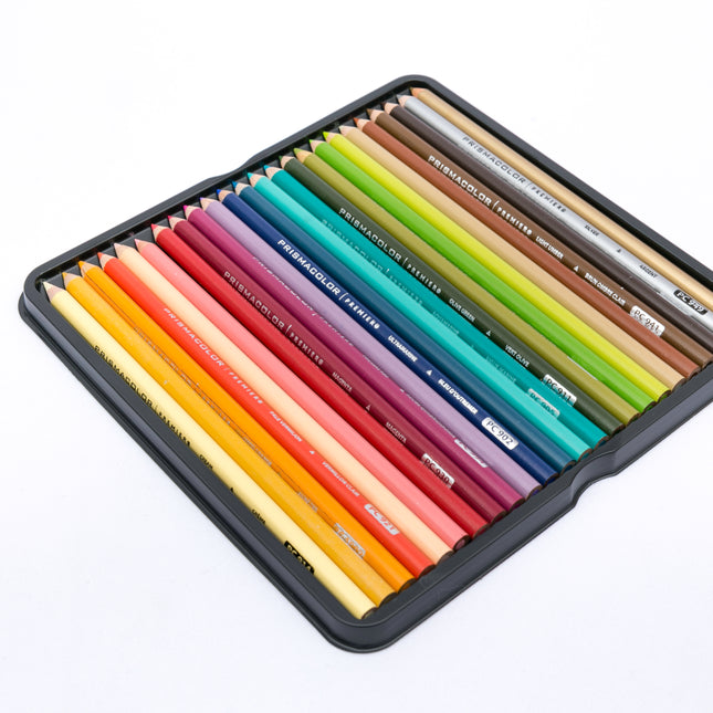 Estuche Prismacolor Premier x72 con bandejas extraíbles mostrando una variedad de lápices de colores organizados y vibrantes.