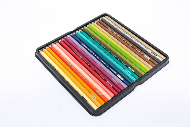 Estuche Prismacolor Premier x72 con bandejas extraíbles mostrando una variedad de lápices de colores organizados y vibrantes.