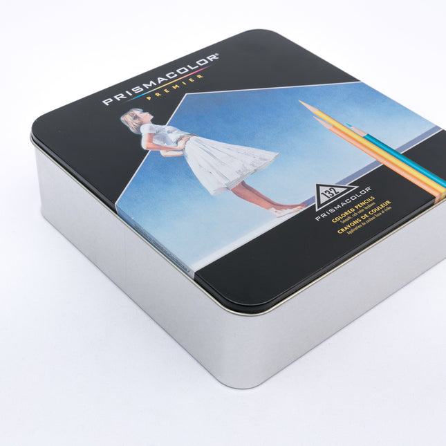 Estuche metálico Prismacolor Premier con 132 lápices de colores surtidos, bandejas extraíbles y minas gruesas de 3,8 mm visibles.