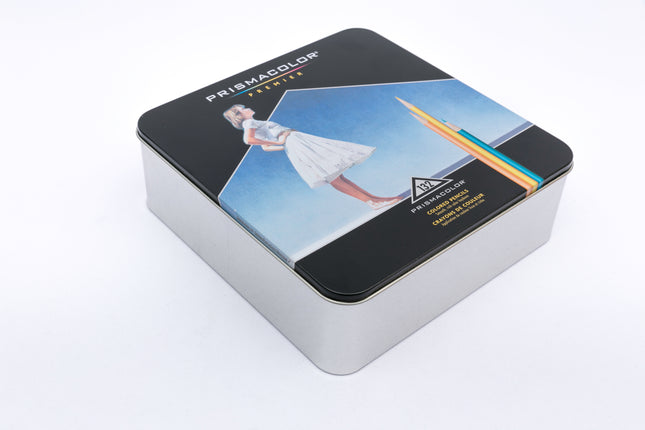 Estuche metálico Prismacolor Premier con 132 lápices de colores surtidos, bandejas extraíbles y minas gruesas de 3,8 mm visibles.
