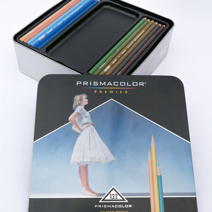 Estuche metálico Prismacolor Premier con 132 lápices de colores surtidos, bandejas extraíbles y minas gruesas de 3,8 mm visibles.