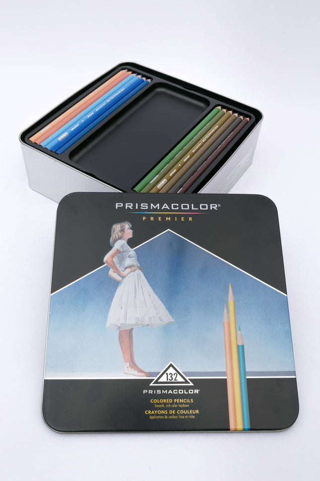 Estuche metálico Prismacolor Premier con 132 lápices de colores surtidos, bandejas extraíbles y minas gruesas de 3,8 mm visibles.
