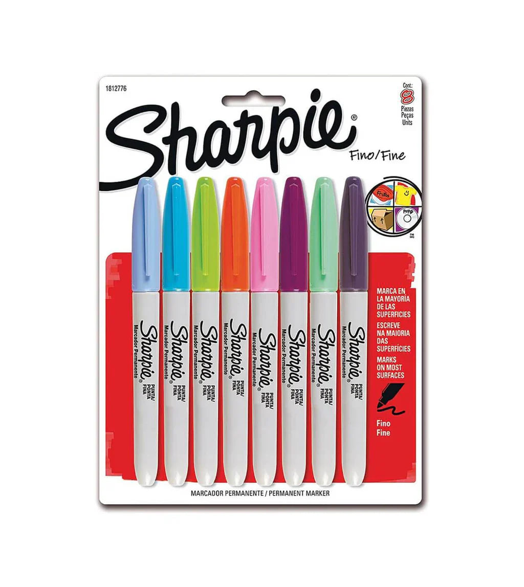 Ocho marcadores Sharpie Pastel de punta fina alineados en estuche, con cuerpos grises y tapas en suaves tonos pastel.