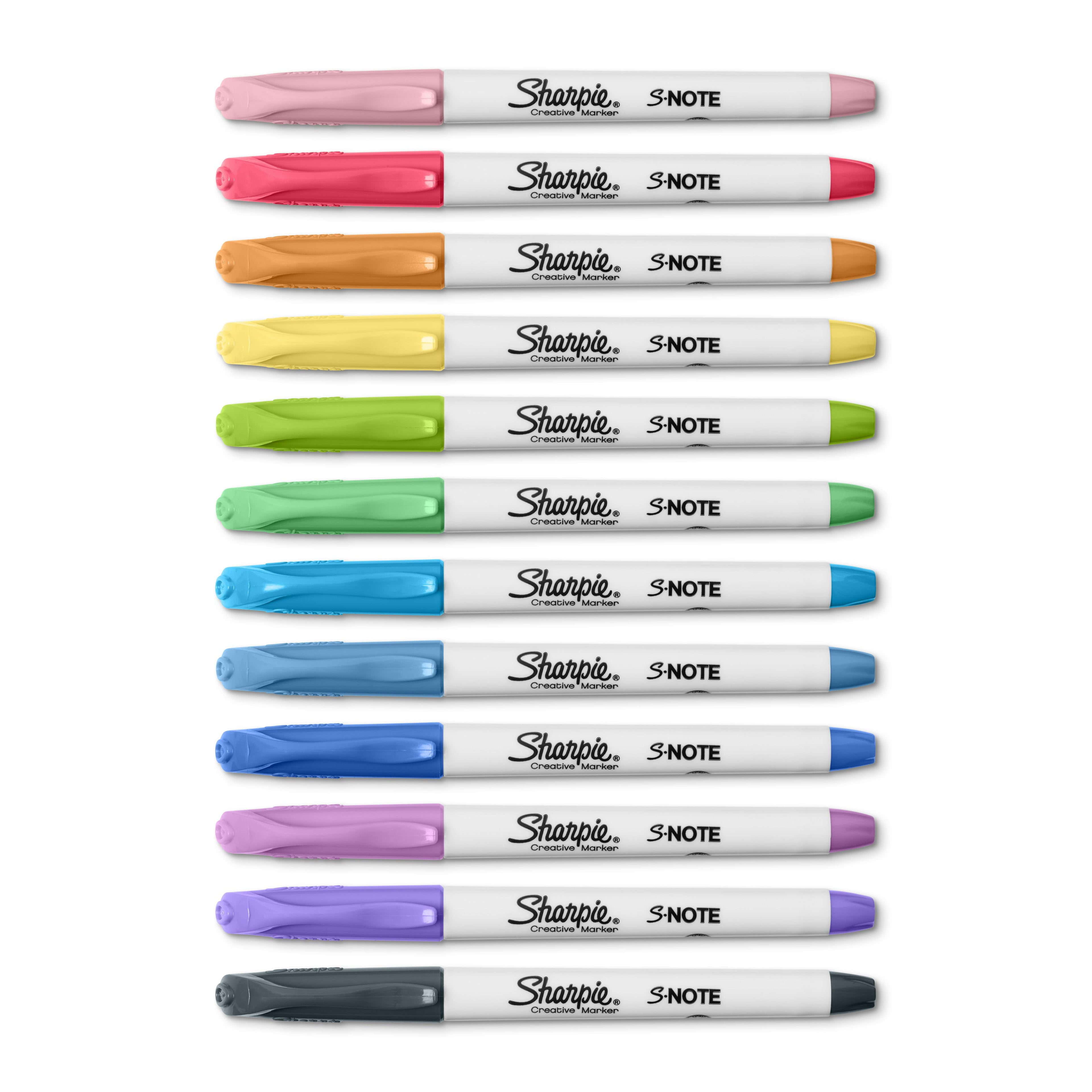Doce marcadores Sharpie S‑Note de punta biselada en colores pastel surtidos, alineados sobre mesa blanca.


