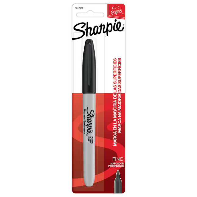 Marcador permanente Sharpie punta fina negro, con cuerpo plástico y tapa a presión, sobre fondo blanco.