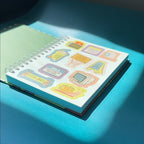 Stickers Cuaderno Mágico con 3 separadores, páginas especiales y stickers ilustrados para organización y creatividad.