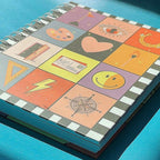 Portada Cuaderno Mágico con 3 separadores, páginas especiales y stickers ilustrados para organización y creatividad.