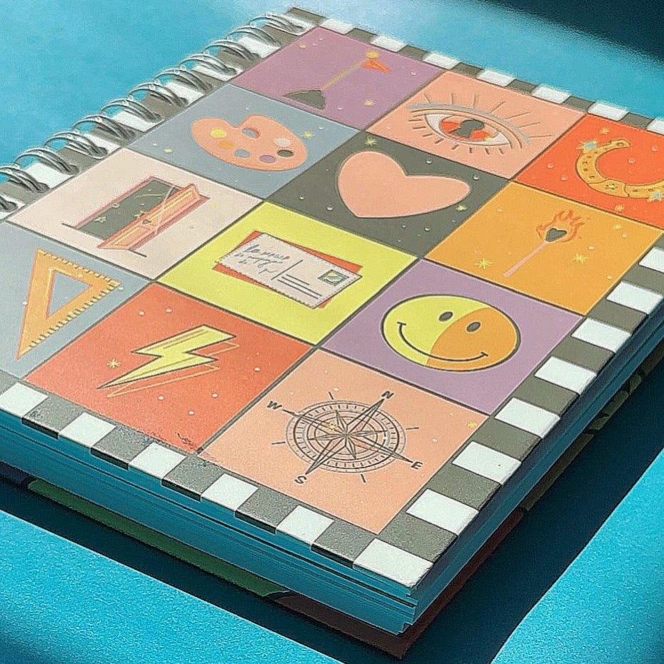 Portada Cuaderno Mágico con 3 separadores, páginas especiales y stickers ilustrados para organización y creatividad.