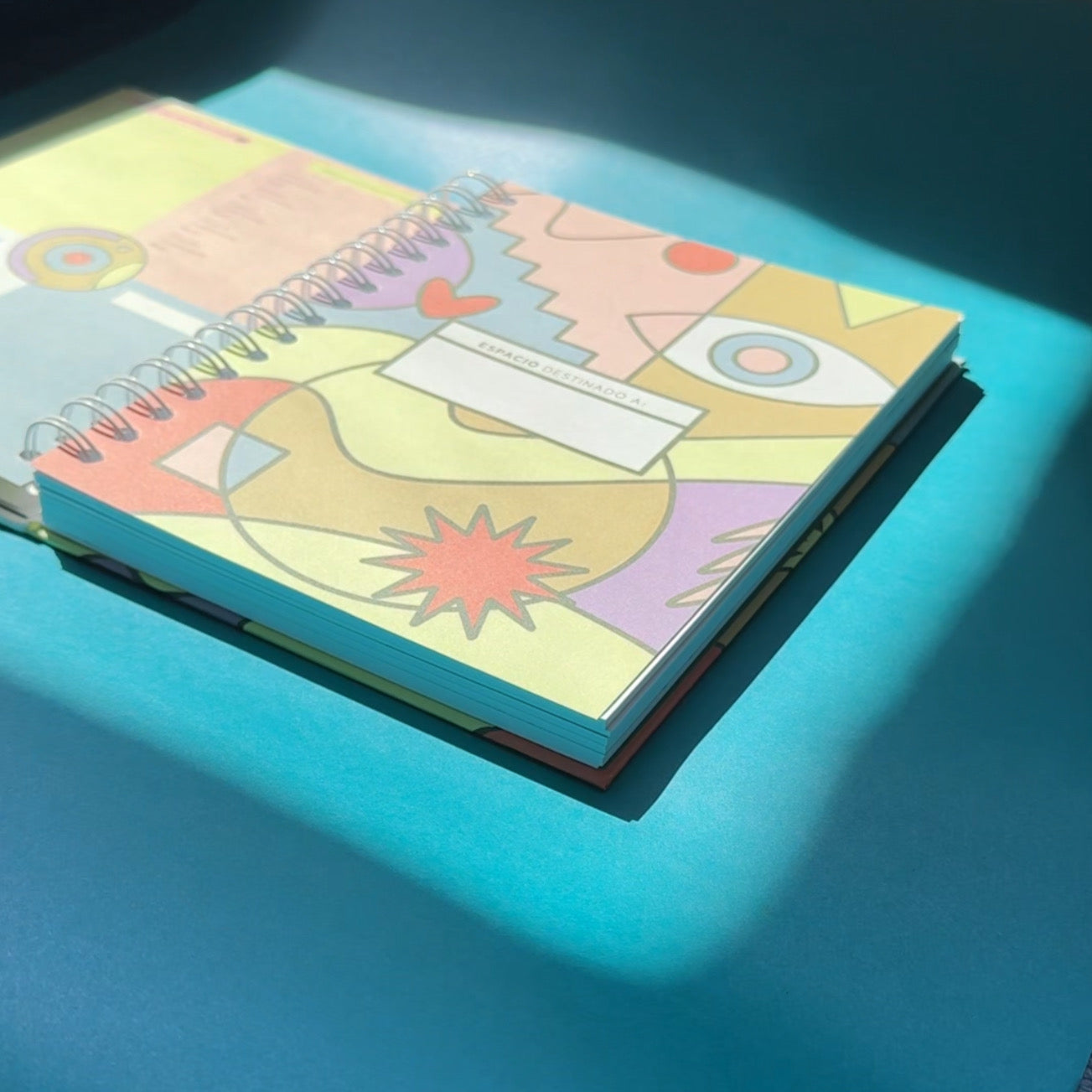 Separador Cuaderno Mágico con 3 separadores, páginas especiales y stickers ilustrados para organización y creatividad.