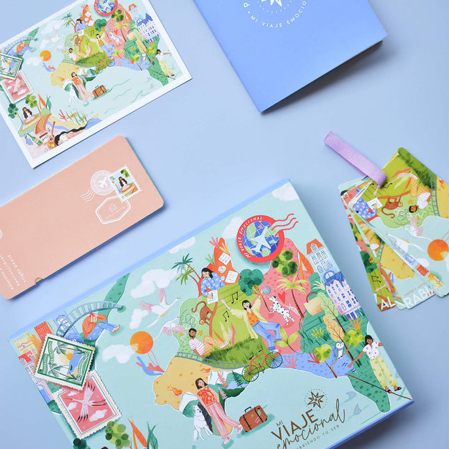 Caja Kit Mi Viaje Emocional Amuratta con itinerario, tarjetas, pasaporte y postal ilustrada para gestionar emociones.