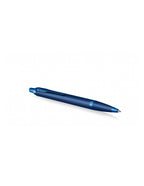 Bolígrafo Parker IM monocromático azul con acabado mate elegante y diseño contemporáneo.