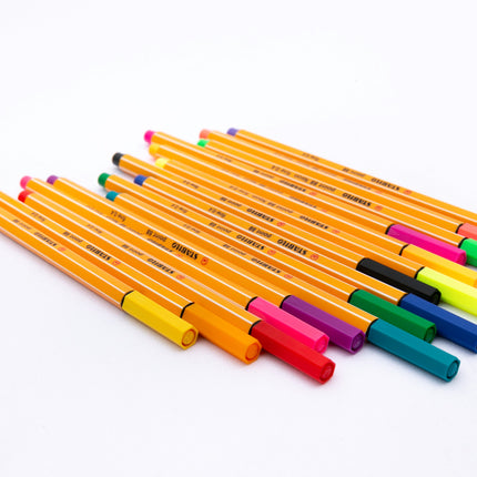 Estuche con 10 plumígrafos Stabilo Point 88 0.4 mm en colores clásicos y 5 mini tonos neón (amarillo, rosa, rojo, naranja, verde), diseño hexagonal característico.