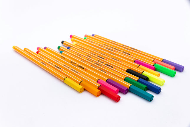 Estuche con 10 plumígrafos Stabilo Point 88 0.4 mm en colores clásicos y 5 mini tonos neón (amarillo, rosa, rojo, naranja, verde), diseño hexagonal característico.