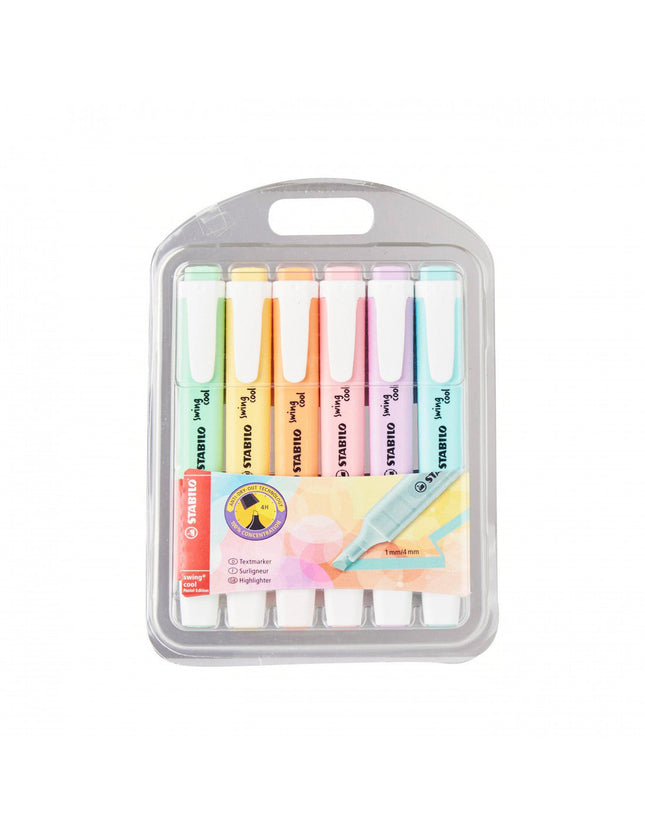 Set de seis resaltadores Stabilo Swing Cool Pastel en tonos pastel suaves (turquesa, menta, melocotón, rosa, amarillo, violeta), con diseño plano y clip visible.