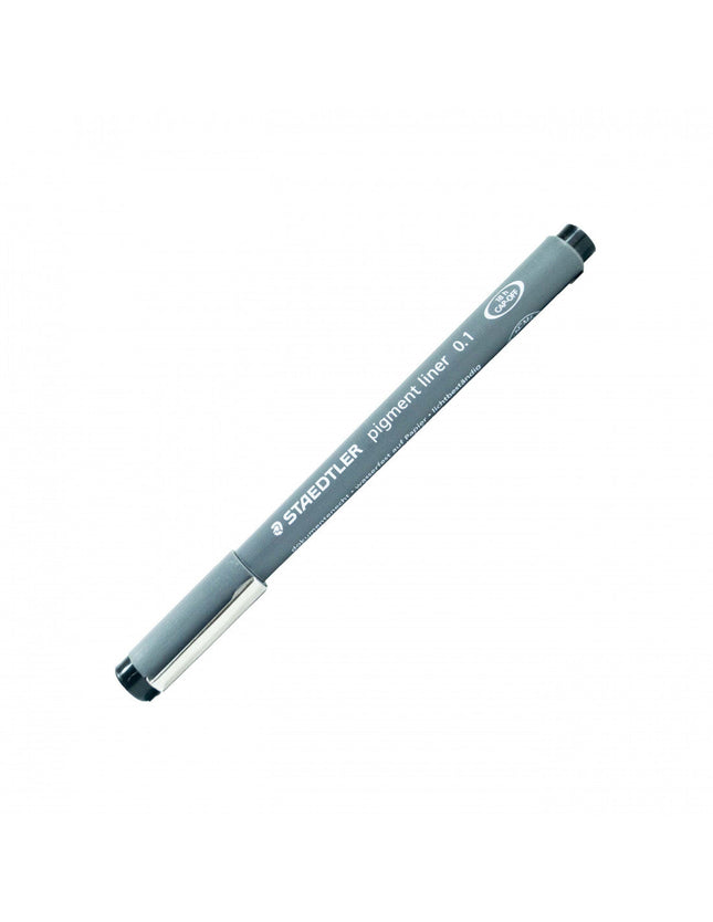 Rapidógrafo Staedtler negro 0.1 mm con punta metálica fina, cuerpo gris y capuchón, sobre papel de dibujo técnico.

