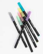 Set de 6 micropuntas Edding en colores pastel con punta fina de 0,5 mm, ideales para escritura y apuntes creativos.