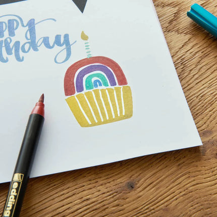 Marcadores Edding punta pincel metalizados con colores brillantes y cubrientes, ideales para lettering y manualidades.