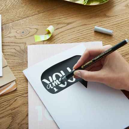 Set de 6 marcadores Edding punta pincel metalizados con colores brillantes y cubrientes, ideales para lettering y manualidades.