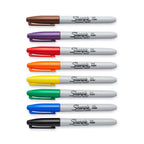 Ocho marcadores Sharpie de punta fina con barril gris y tapas de colores variados, alineados sobre fondo blanco.

