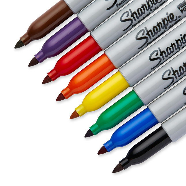 Ocho marcadores Sharpie de punta fina con barril gris y tapas de colores variados, alineados sobre fondo blanco.

