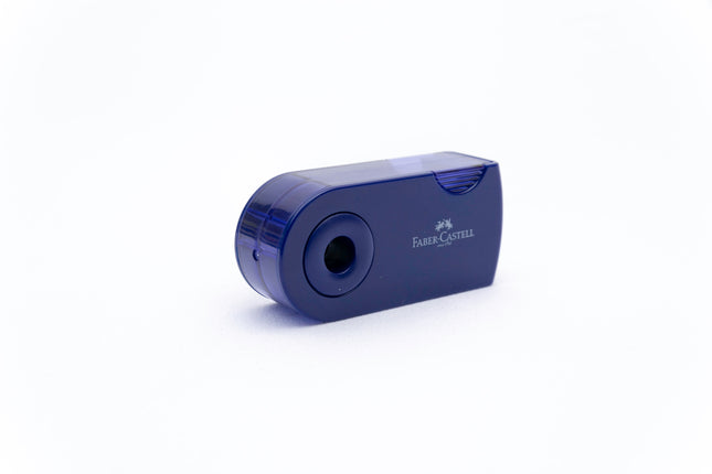 Sacapuntas Faber-Castell Sleeve color azul con depósito retráctil para virutas, tamaño compacto y forma ergonómica.