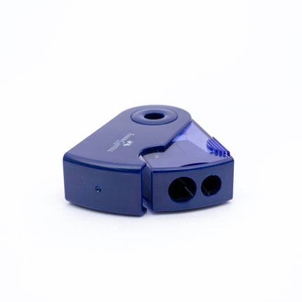Sacapuntas Faber-Castell Sleeve color azul con depósito retráctil para virutas, tamaño compacto y forma ergonómica.