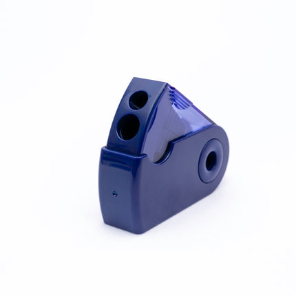 Sacapuntas Faber-Castell Sleeve color azul con depósito retráctil para virutas, tamaño compacto y forma ergonómica.