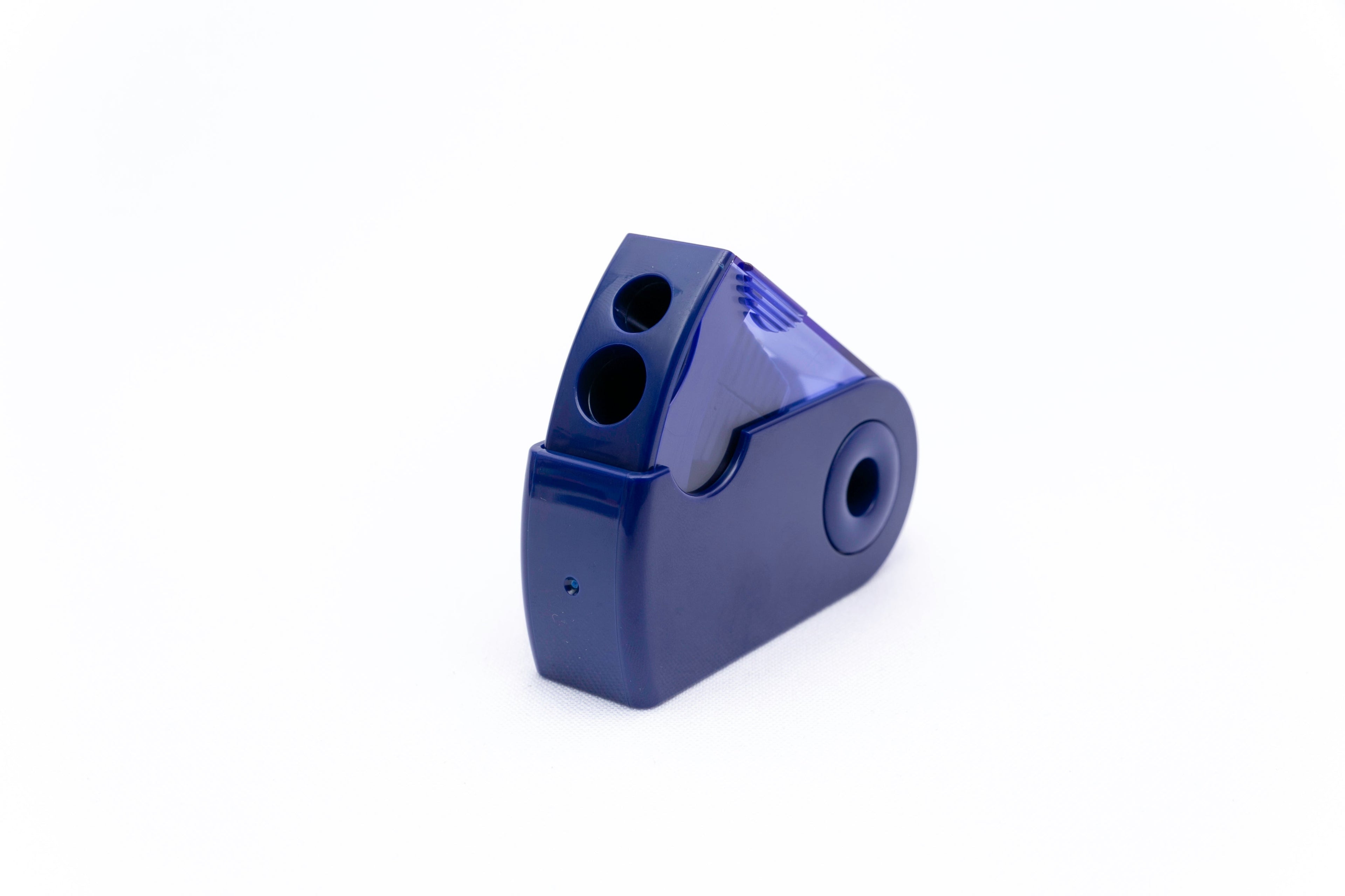 Sacapuntas Faber-Castell Sleeve color azul con depósito retráctil para virutas, tamaño compacto y forma ergonómica.