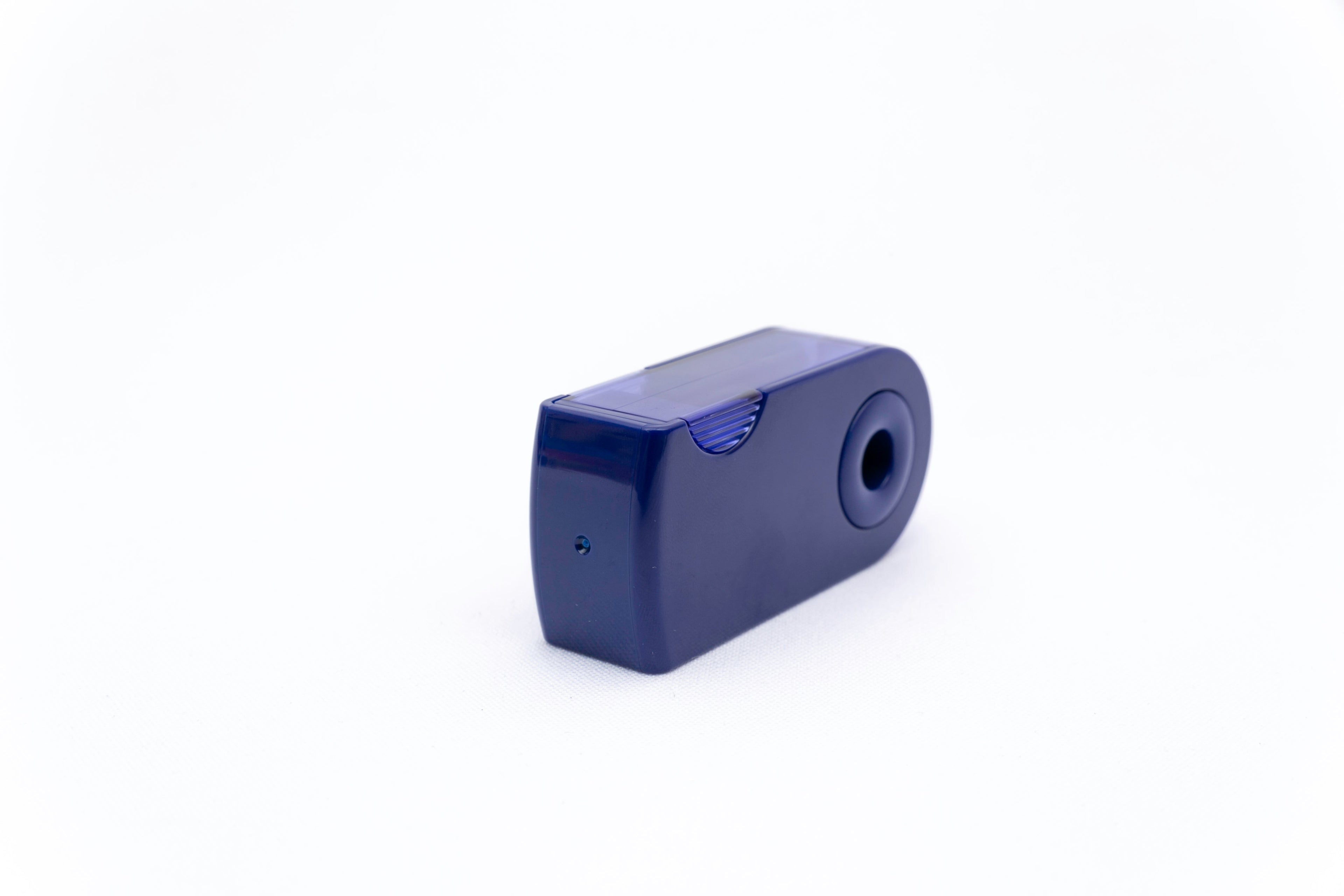 Sacapuntas Faber-Castell Sleeve color azul con depósito retráctil para virutas, tamaño compacto y forma ergonómica.