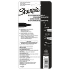 Cuatro marcadores Sharpie negros de punta fina con barril gris y tapas negras, alineados sobre fondo blanco.

