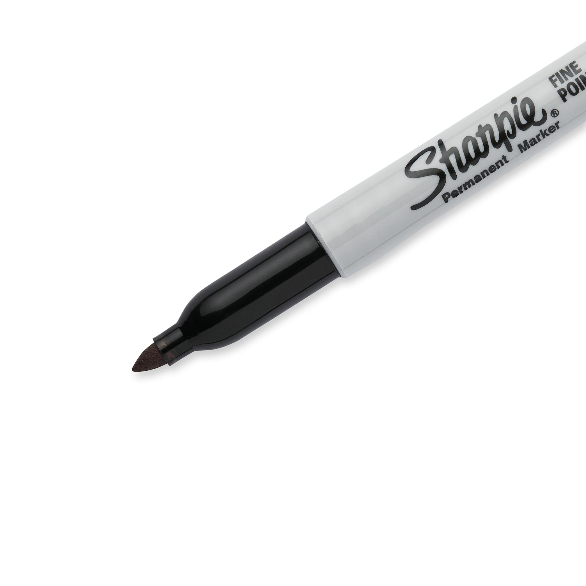 Cuatro marcadores Sharpie negros de punta fina con barril gris y tapas negras, alineados sobre fondo blanco.

