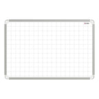 Tablero acrílico blanco Platino Alfra 80×120 cm con marco metálico rígido, superficie cuadriculada magnética y posibilidad de montaje vertical u horizontal.