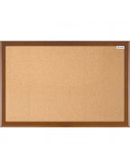 Tablero de corcho natural 60×80 cm con marco de madera color cognac, ideal para oficina, aula o estudios, sobre fondo neutro.