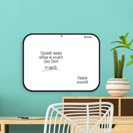 Tablero acrílico blanco Alfra 30×40 cm con marco de vinilo gris en pared, superficie para marcadores borrables y orificio para colgar.
