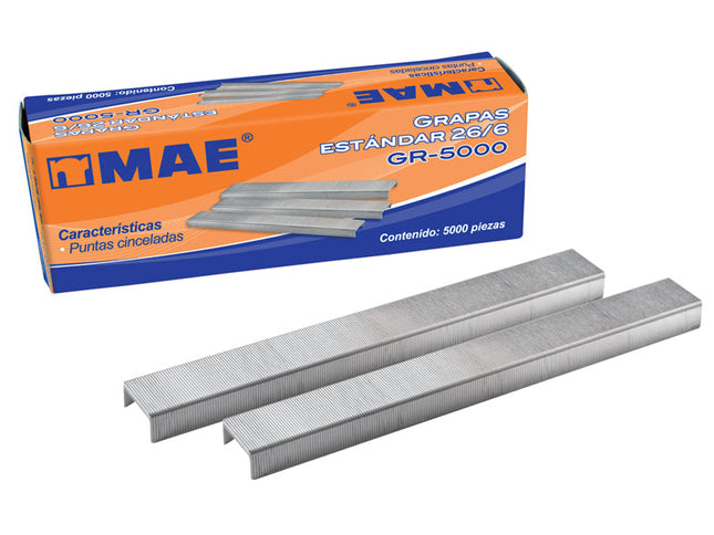 Grapas metálicas Mae 26/6 en caja de 5000 unidades, presentadas sobre fondo blanco listas para engrapadora estándar