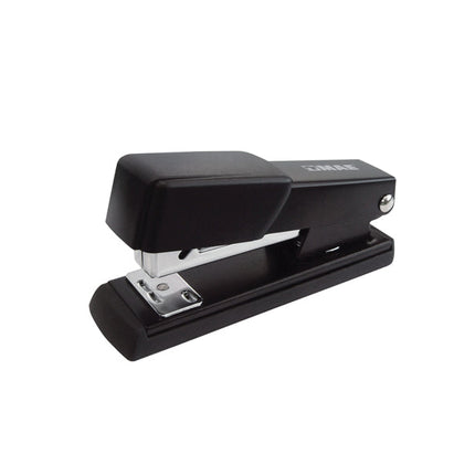 Engrapadora metálica Mae media tira con base de goma, capacidad de 20 hojas y recolector de grapas, color negro satinado.