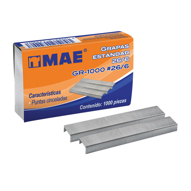Grapas metálicas Mae 26/6 en caja de 1000, presentadas sobre fondo blanco listas para engrapadora estándar