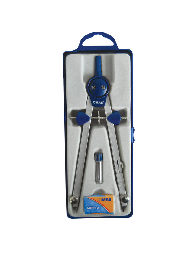 Compás metálico de precisión Mae con tornillo ajustable, lápiz portaminas, puntilla y minas de repuesto en estuche compacto, sobre fondo blanco.