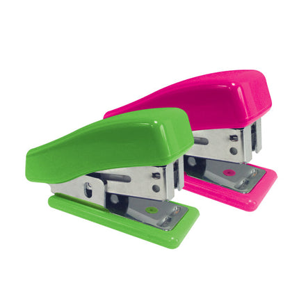 Mini engrapadora Mae compacta con sacagrapas integrado en la base y tapa protectora, ideal para uso escolar y oficina