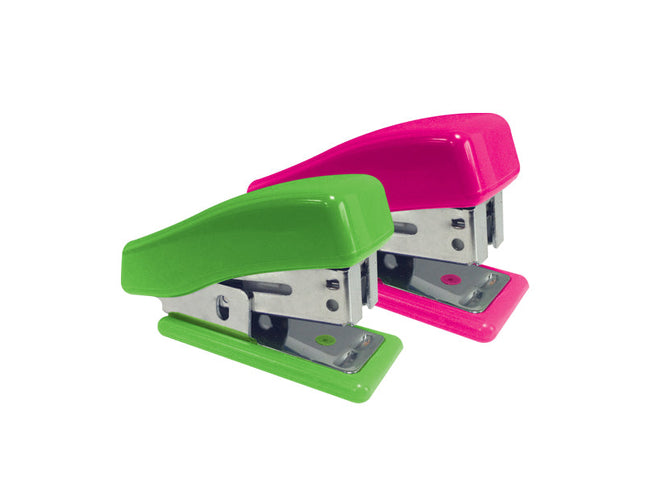 Mini engrapadora Mae compacta con sacagrapas integrado en la base y tapa protectora, ideal para uso escolar y oficina