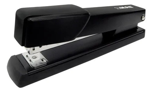 Engrapadora MAE EPM‑20T negra de plástico con capacidad para tira completa de grapas, diseño compacto y cuerpo resistente visible.