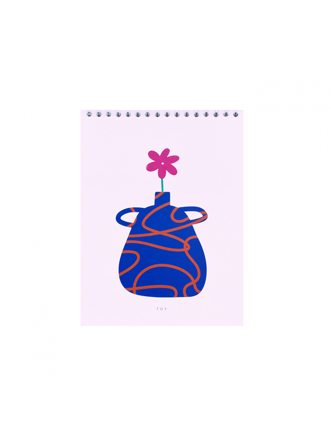 Sketchbook Florecer Lila Toy formato carta (~21,5×28 cm) con portada minimalista flor lila sobre fondo claro, argollado metálico y 50 hojas blancas sin líneas 150 g/m²