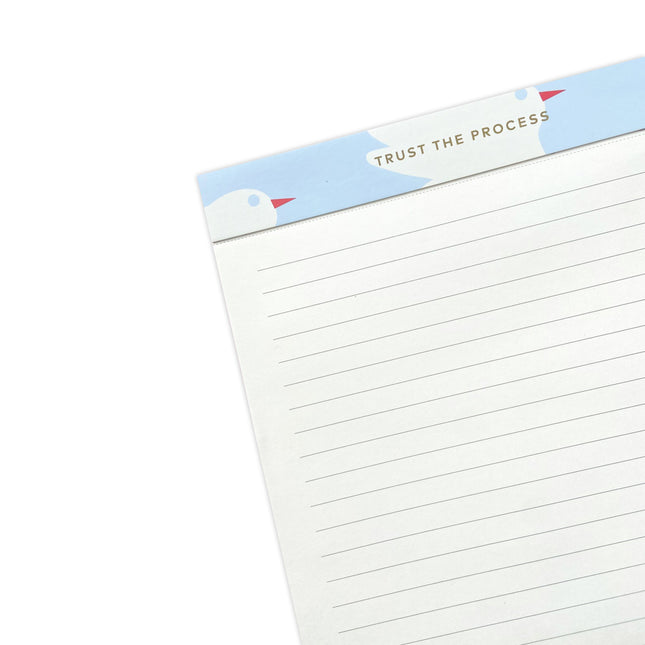 Detalle block notas Dreamer Toy tamaño 16,6 × 19,4 cm, planner diario sin fechas, con portada de cartón grueso y hojas diseñadas para to‑do list, gratitud y notas.